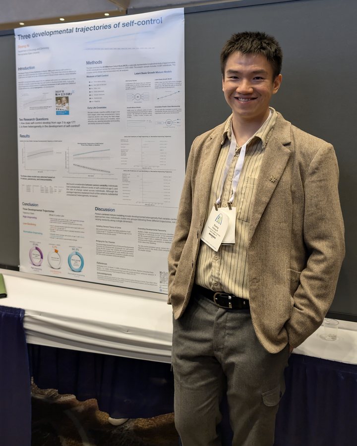 Siyang Ni standing beside a research poster titled Three developmental trajectories of self-control.